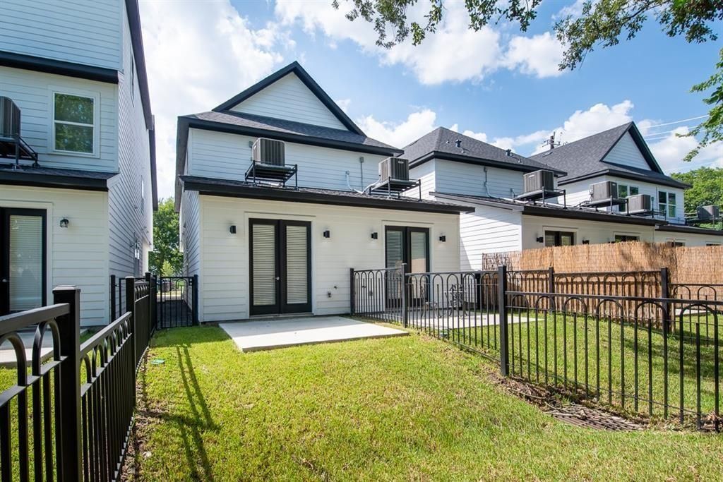 5117 Briscoe Street A/B, Houston, TX 77033