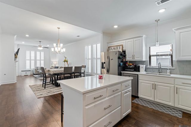 10136 Grayton Dr, Central, LA 70818