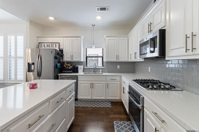 10136 Grayton Dr, Central, LA 70818