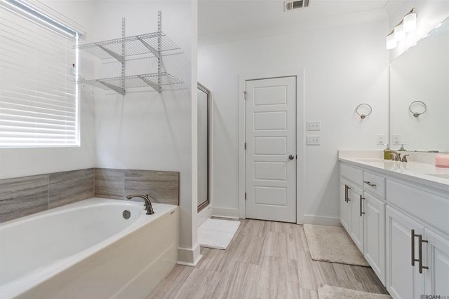 10136 Grayton Dr, Central, LA 70818