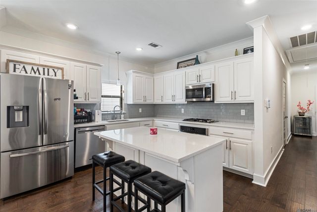 10136 Grayton Dr, Central, LA 70818