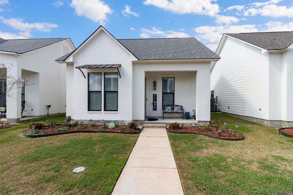 10136 Grayton Dr, Central, LA 70818