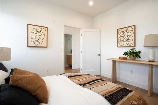 11026 Oxnard St, North Hollywood, CA 91606