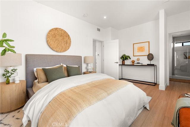 11026 Oxnard St, North Hollywood, CA 91606
