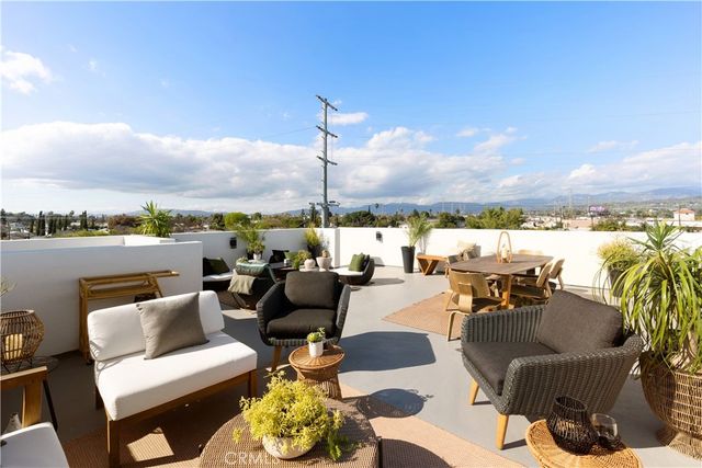 11026 Oxnard St, North Hollywood, CA 91606