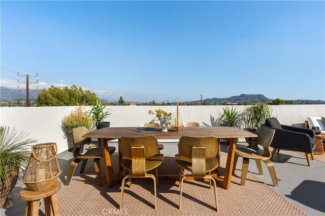 11026 Oxnard St, North Hollywood, CA 91606