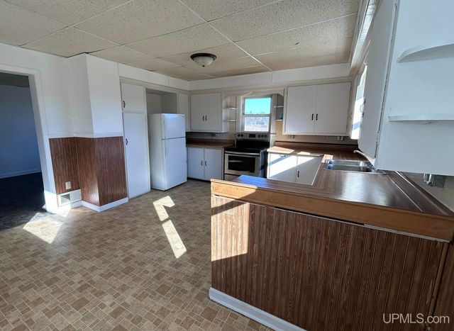 N2119 Bay De Noc Road, Menominee, MI 49858