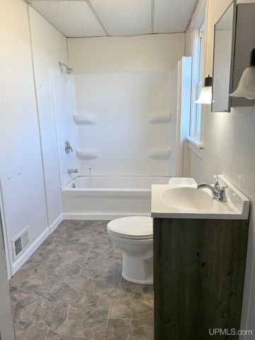 N2119 Bay De Noc Road, Menominee, MI 49858