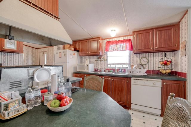 171 Rolling Meadows LN, Kyle, TX 78640