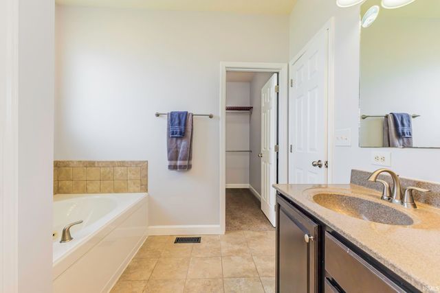 422 S Bridgewater Lane, Muncie, IN 47304