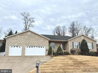 327 CLYDESDALE DR, Stephens City, VA 22655