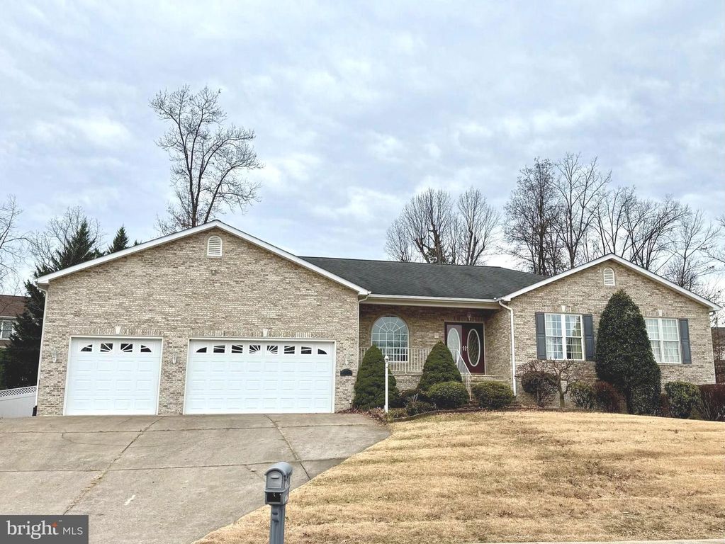 327 CLYDESDALE DR, Stephens City, VA 22655