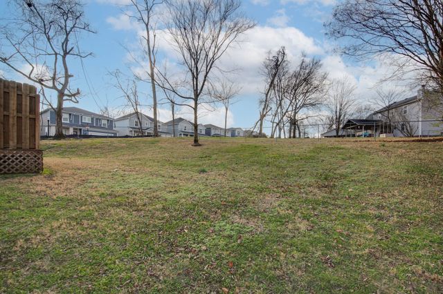 644 Knollwood Dr, La Vergne, TN 37086