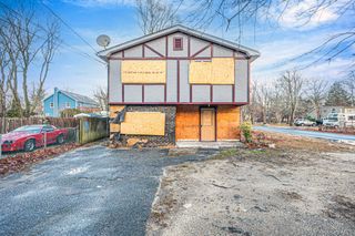53 Hounslow Road, Shirley, NY 11967