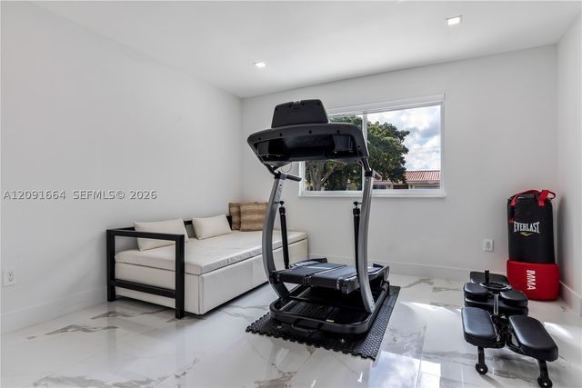 20501 NE 22nd Pl, Miami, FL 33180