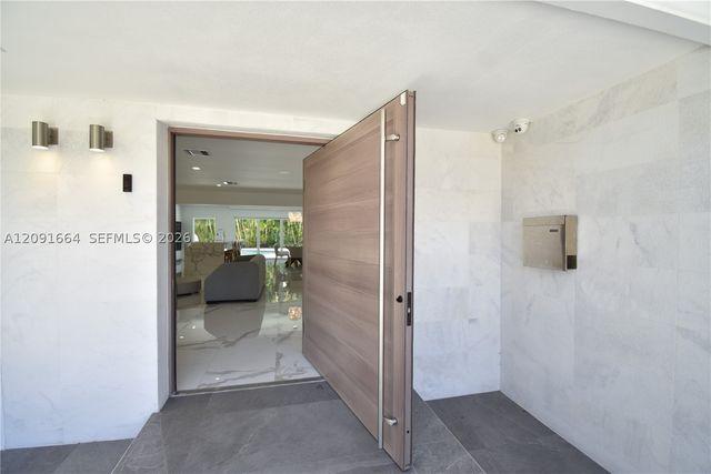 20501 NE 22nd Pl, Miami, FL 33180