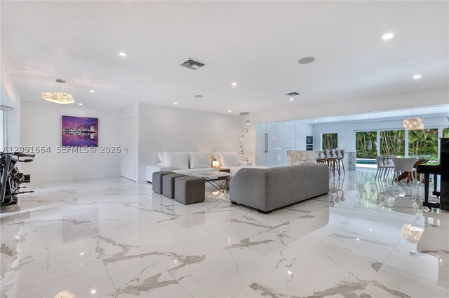 20501 NE 22nd Pl, Miami, FL 33180