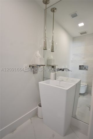 20501 NE 22nd Pl, Miami, FL 33180