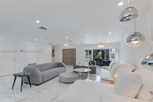 20501 NE 22nd Pl, Miami, FL 33180