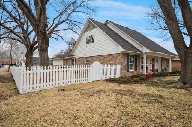 9905 Milltrail Drive, Dallas, TX 75238