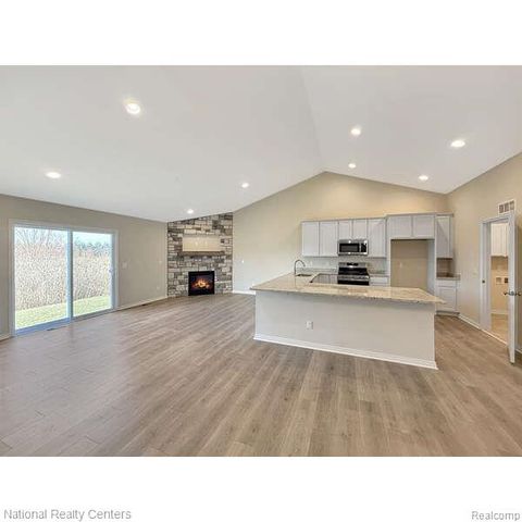 374 Devonshire Drive 30, Lapeer, MI 48446