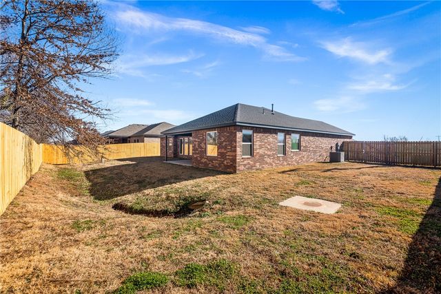 1000 Autumn Royal Avenue, Lowell, AR 72745