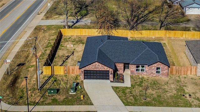 1000 Autumn Royal Avenue, Lowell, AR 72745