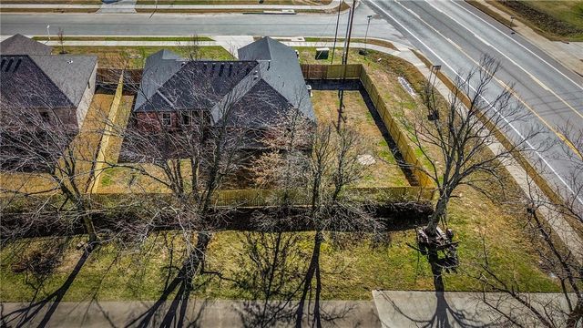 1000 Autumn Royal Avenue, Lowell, AR 72745