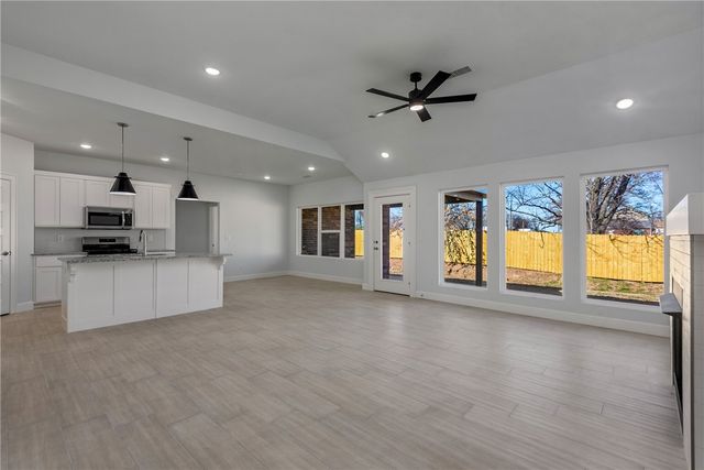 1000 Autumn Royal Avenue, Lowell, AR 72745