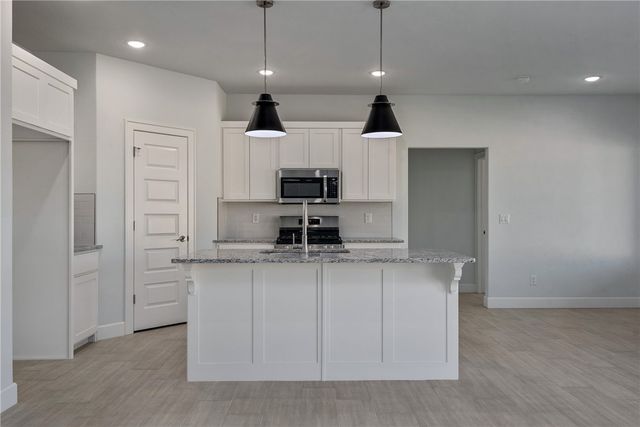 1000 Autumn Royal Avenue, Lowell, AR 72745