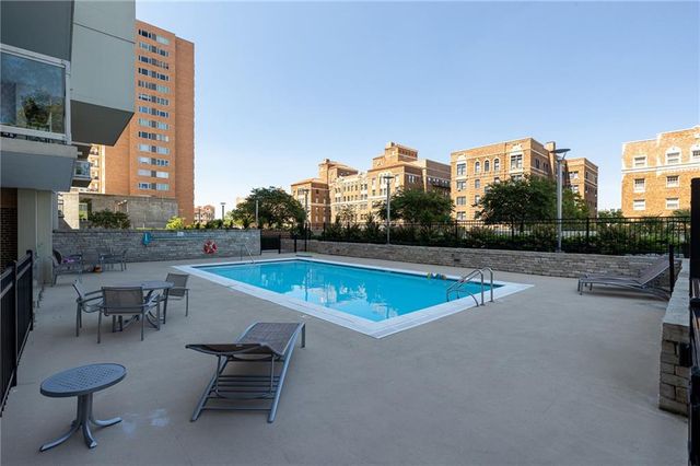 221 W 48th Street 803, Kansas City, MO 64112