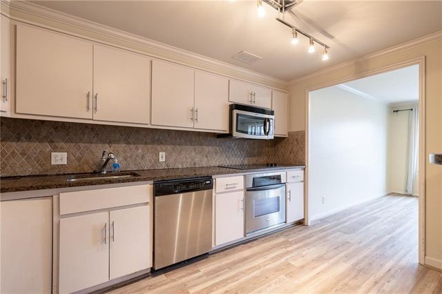 221 W 48th Street 803, Kansas City, MO 64112