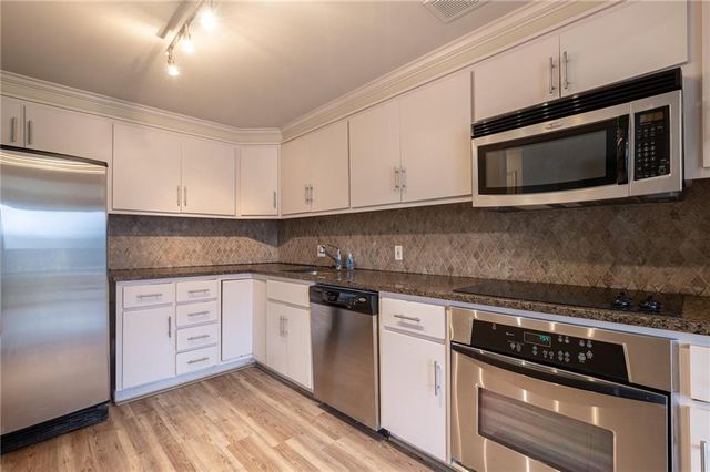 221 W 48th Street 803, Kansas City, MO 64112