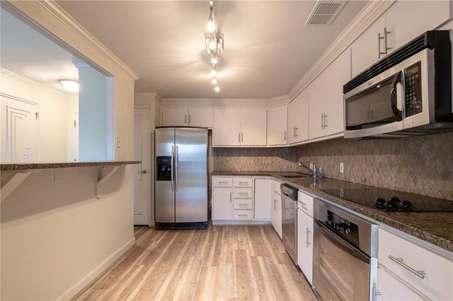 221 W 48th Street 803, Kansas City, MO 64112