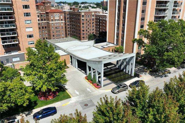 221 W 48th Street 803, Kansas City, MO 64112
