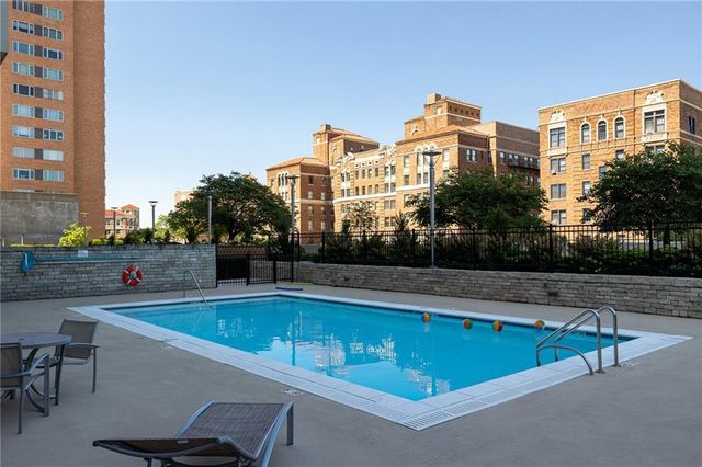 221 W 48th Street 803, Kansas City, MO 64112