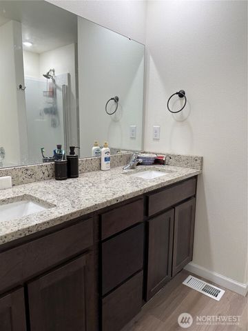 1424 W 11th Street, La Center, WA 98629