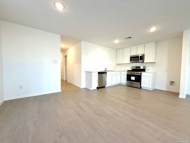 6602 Coquina Cv, Elmendorf, TX 78112