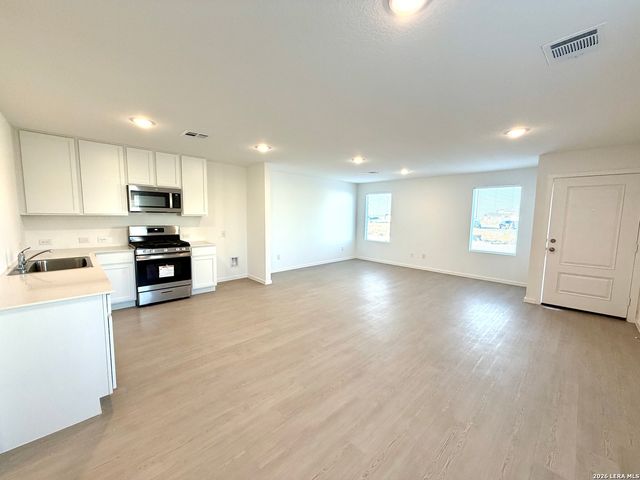 6602 Coquina Cv, Elmendorf, TX 78112