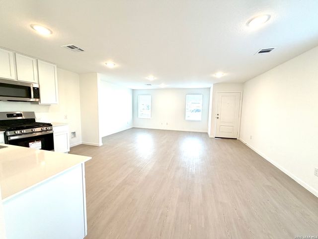 6602 Coquina Cv, Elmendorf, TX 78112