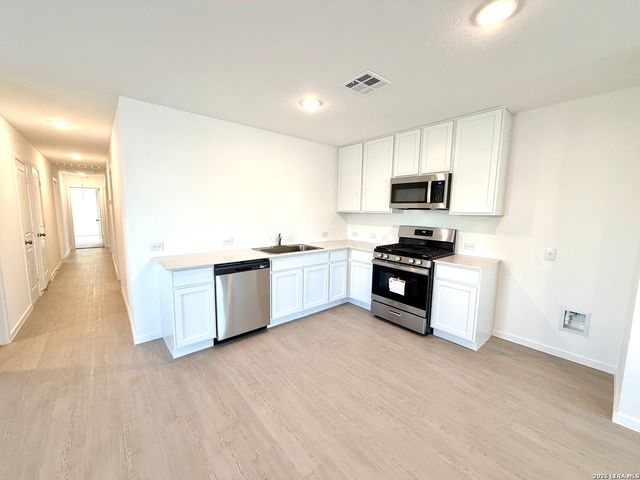 6602 Coquina Cv, Elmendorf, TX 78112