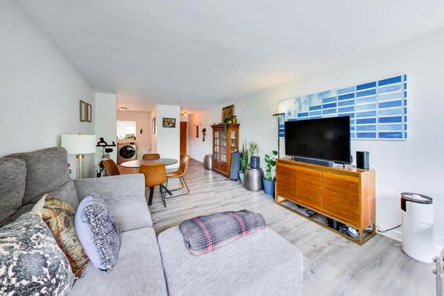 1008 Washington Boulevard 9, Oak Park, IL 60302