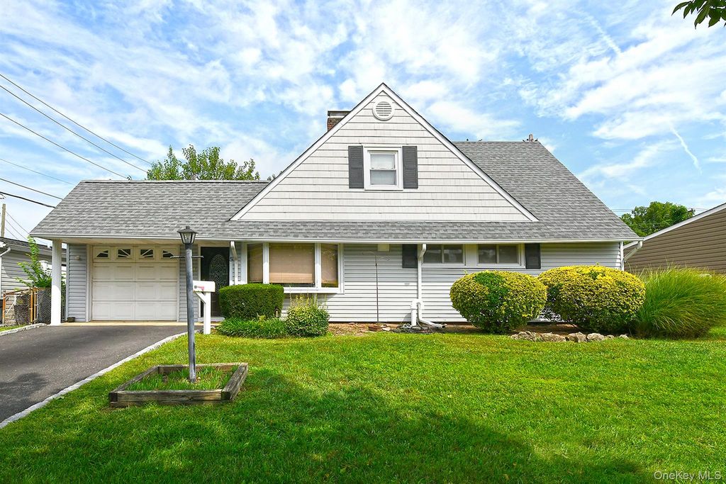 5 Woodcock Lane, Levittown, NY 11756 — photo 2