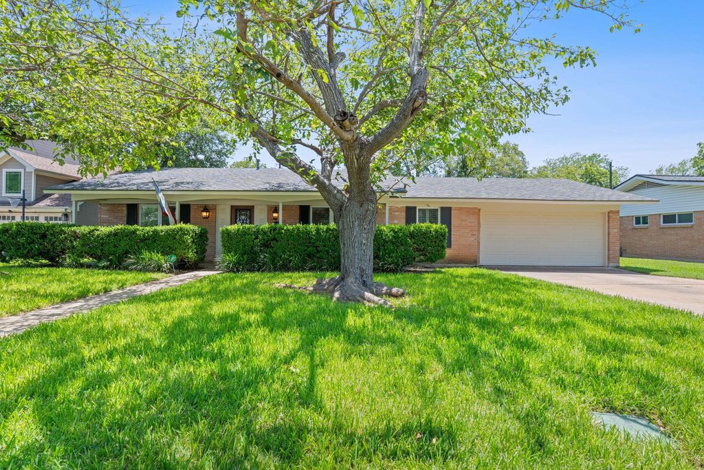 3207 Whitepine DR, Austin, TX 78757