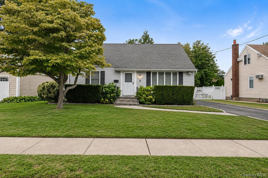 14 Po Lane, Hicksville, NY 11801 — photo 2