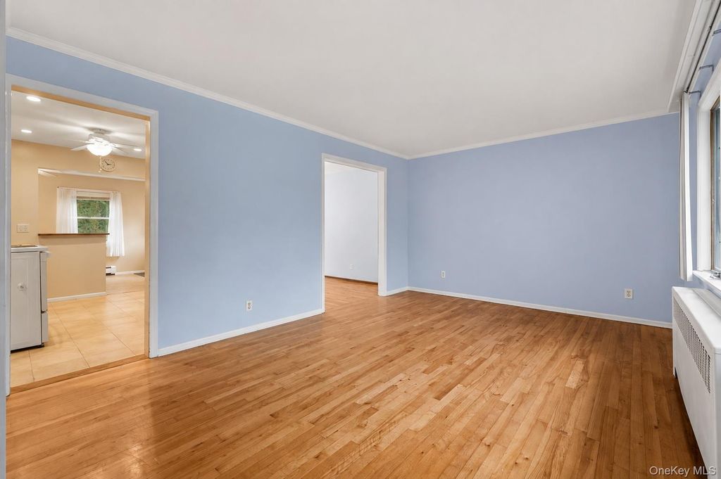 14 Po Lane, Hicksville, NY 11801 — photo 3