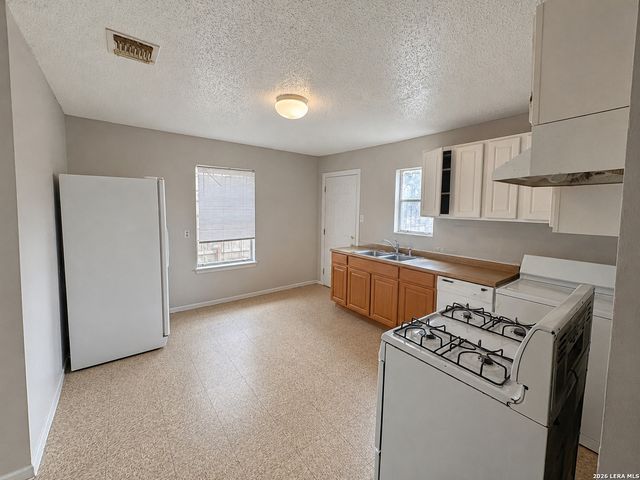9027 Garnett Ave, San Antonio, TX 78221