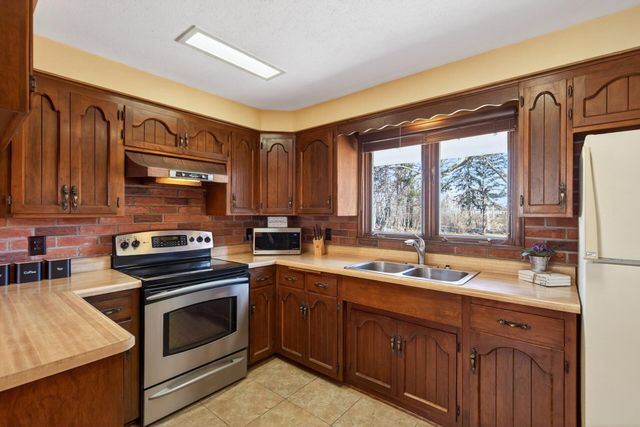 935 Century Avenue N, Maplewood, MN 55119