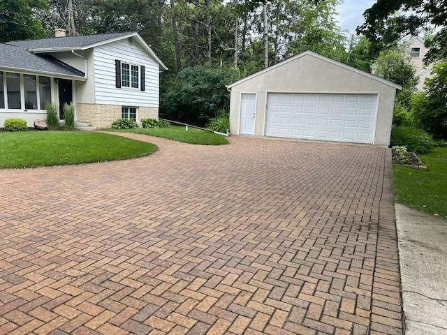 935 Century Avenue N, Maplewood, MN 55119