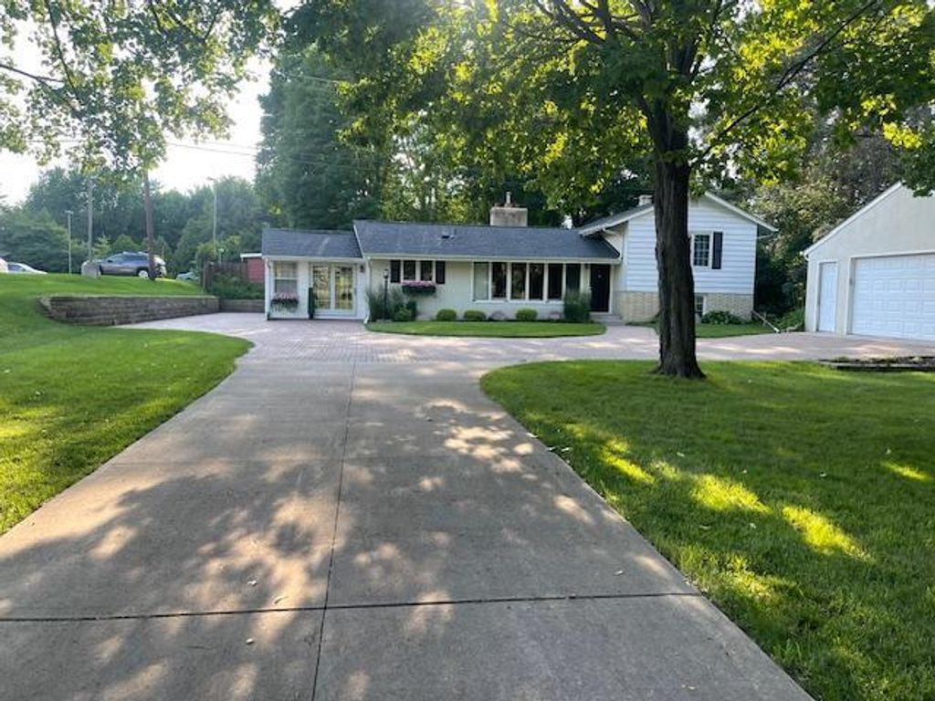 935 Century Avenue N, Maplewood, MN 55119